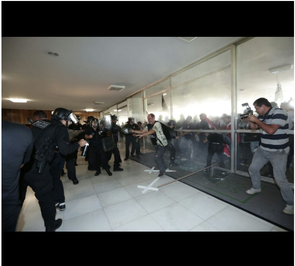 Policiais-tentam-invadir-congresso-nacional3