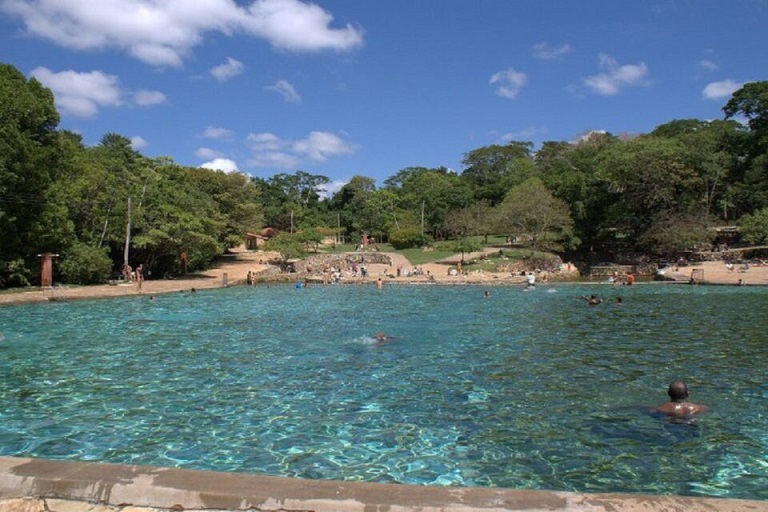 Brasilienses buscam alívio para o calor no Parque da Água Mineral