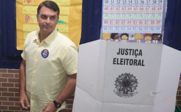 Flávio Bolsonaro vota no Rio e Lula vai às urnas no ABC Paulista neste domingo