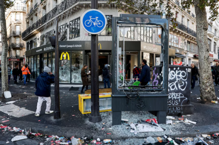 Pessoas-caminham-frente-McDonald's-Paris-França